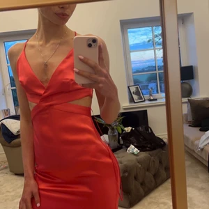 Rosa Zara klänning - Superfin rosa klänning med slits. Aldrig använd, lappen sitter även kvar och 100% som ny.  Skriv vid frågor💕