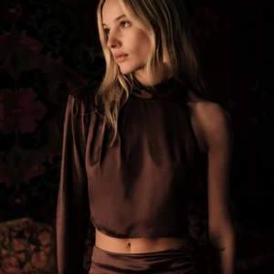 ZARA topp - Säljer den här fina bruna cut-out satin toppen från Zara. Endast provad. Kan skicka mer bilder 😊 💕 Köparen står för frakten. 