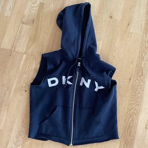 DKNY top    - marinblå tröjlinne supercute strl M men passar S