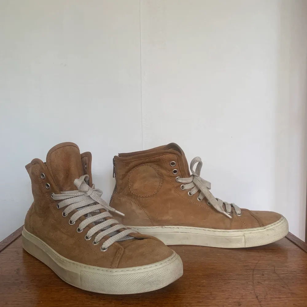 Brown suede high top sneakers by Common projects. Fits size 38. Good condition.. Skor.