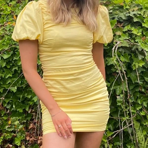 Gul klänning - Superfin gul rynkad klänning från NLY Trend i storlek 34. Inköpt 2021 och endast använd vid ett tillfälle. Nypris 399, säljer för halva priset 💛💛