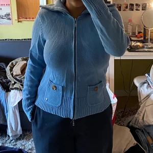 Långärmad stickad ljusblå kofta - Fin ljusblå kofta, bra skick. Storlek medium/large. Stickad, har två små söta fickor på sidorna