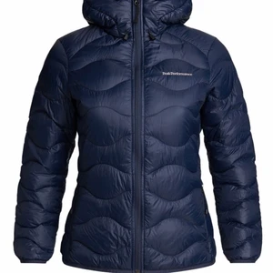 Peak performance jacka dam  - Helt ny peak performance jacka i mörkblå i storlek xs säljer på grund av att den är för liten. Köpt för 2399kr men säljer för 1000 men priset kan diskuteras. 