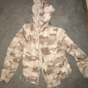 En H&M Jacka - Det är en härlig vårjacka med fin färg