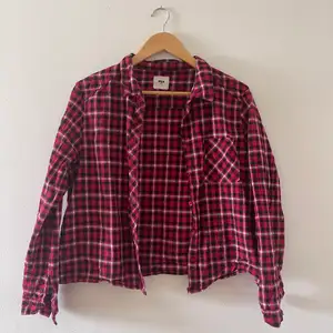Red shirt/ cotton flannel from Max in an extra large size. Worn a couple of times. It’s very comfortable, soft and perfect for the summer but i think it’s time this shirt goes to a new home :)