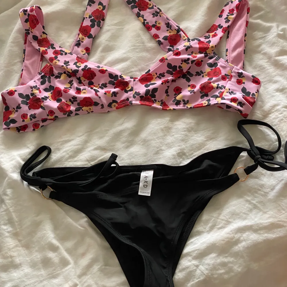Två bikinidelar från nakd. Topp: XS Trosa: S. Köp båda för 70 kr eller en för 40 kr. Köpare står för frakten. 💖OBS: underdelen såld!. Övrigt.
