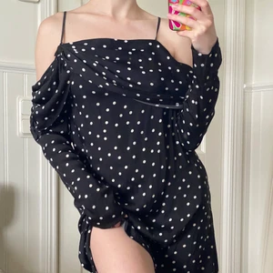 Svart klänning - Superfin svart prickig klänning i storlek 36 från nakd. Jag sydde på axelband som går att sprätta upp om man skulle vilja det. Använd enstaka tillfällen så i mycket bra skick. Köpare står för frakten. 💖