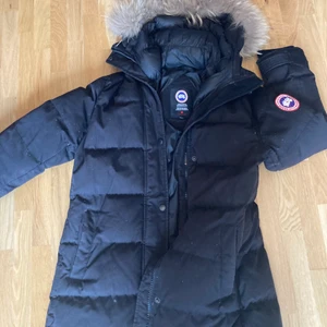 Canada Goose jacka str M - Fint skick, använd endast en vinter. Kommer från rökfritt hem samt Äkta päls. 