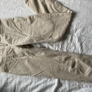 Byxor - Jättefina byxor/jeans i Manchester från monki