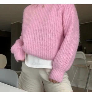 Stickad tröja från Zara - JÄTTEFIN stickad tröja från zara i storlek M💕🥂🫶🏻🌸 200kr, kan skickas eller mötas upp. 