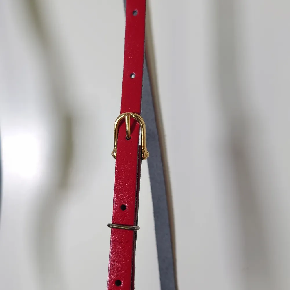 Blått skärp i tjock textil med enkelt spänne Rött smalt skärp i läder Båda är 1m långa 50kr/styck 🌻. Accessoarer.