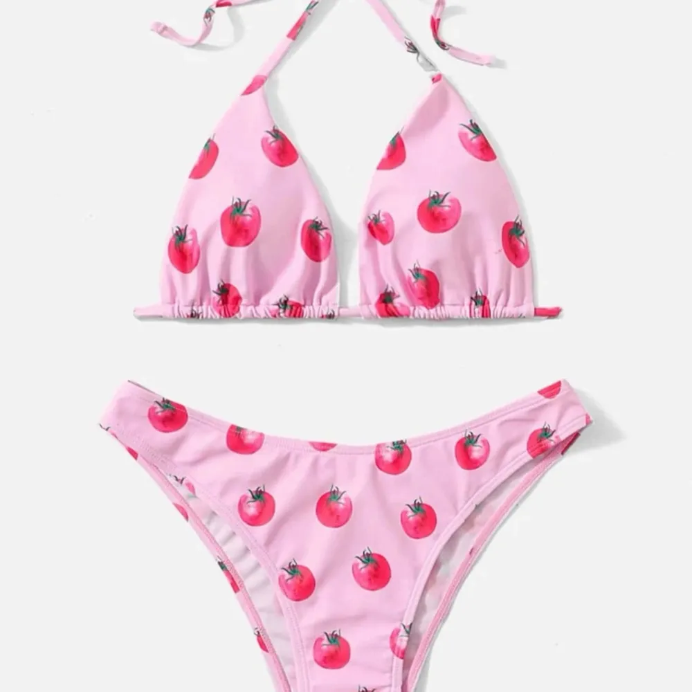 Bikini från SHEIN med mönster av tomater. Helt ny i förpackning. Storlek L, men är lite mindre och passar en M/L.. Övrigt.