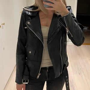 Deadwood skinnjacka - Skinnjacka med äkta skinn från Deadwood köpt på NK i storlek 36!🖤