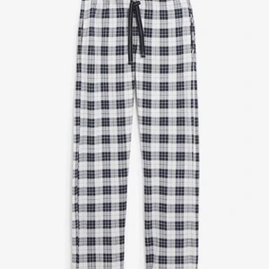 Pyjamasbyxor  - Säljer då de it passar💋 pris lågt pga har defekter på olika ställen🫶🏽 pris går såklart att diskutera vid snabb affär🤍 de är min killes men vi har samma storlek, där av svårt att få bilder💋