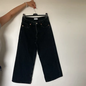 Jeans - Oanvända jeans från Zara med 1 synligt knapp och fyra osynliga. (kunden betalar frakt)