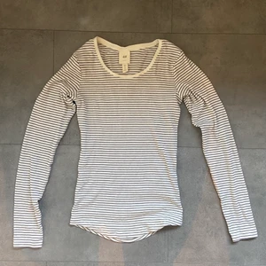 Randig tröja från hm - Säljer då den ej kommer till användning, xs men passar bra på s också då tyget e väldigt stretchigt, säljer för 70 kr + frakt💗