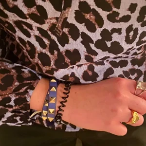 Blått dubbelt valentinoarmband  - Dubbelt valentinoarmband med unik blå färg, använt men fortfarande i bra skick. Buda från 1200kr eller köp direkt för 1500!💙