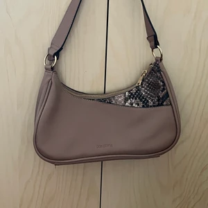 Handväska 👜  - Säljer denna gulliga handväskan från don Donna 💜