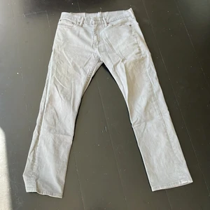 Levis jeans  - Ett par gråa Levis jeans i 31/30 (sitter som 30/32). Vintage i bra skick. Finns ett rosa märke på vänsterbenet.