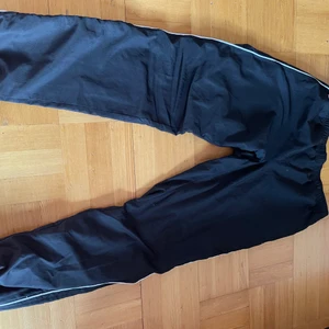 La coste träningsbyxor - Okej skick. Allt är bra förutom ett jätte litet brännmärke vid midjan (syns knappt). 