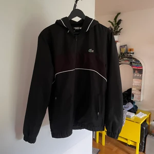 La coste vindjacka - Bra skick. lite kort i passformen den är S och jag är 190 den är lite kort på mej.