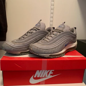 Nike air max 97 - Nike air max 97 i storlek 44. Använda en del men ändå i fint skick. Udda colorway jag aldrig sett någon annan ha. Köpta från footlocker för 1800.