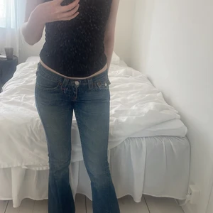 True religon jeans - TRYCK INTE PÅ KÖP NU. Säljer dessa snygga true religion jeans pågrund av att dem har blivit för små för mig. Köpta på sellpy och är sparsamt använda. Finns dock ett litet hål som man ser på andra bilden som jag sytt ihop lite men går att fixa.