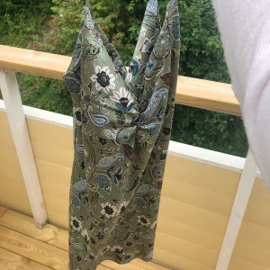 Klänning - Klänning från stradivarius strlk S. Fin grön färg. 