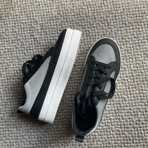 Helt oanvända platåsneakers - Platåsneakers från Asos, stl 37/38. Svart & reflexmaterial. 
