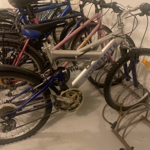 Mountainbike 24 tum med 21 växlar - Mountainbike 24 tum med 21 växlar. Sällan använd