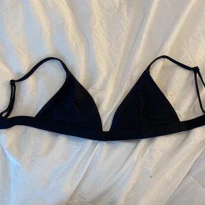Bikinitopp - Säljer denna svarta bikinitoppen i storlek 34. Nyskick. Säljer via swish (inte via köp nu) så kontakta mig först så får du GRATIS FRAKT 😍 