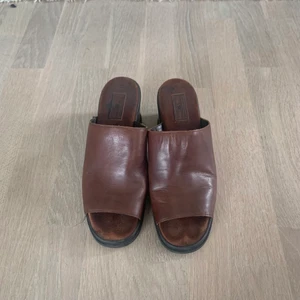 Bruna lädersandaler med klack - Bruna lädersandaler från American Eagle med gummiklack. Köpta second hand men i jättebra skick! Väldigt bekväma🫶