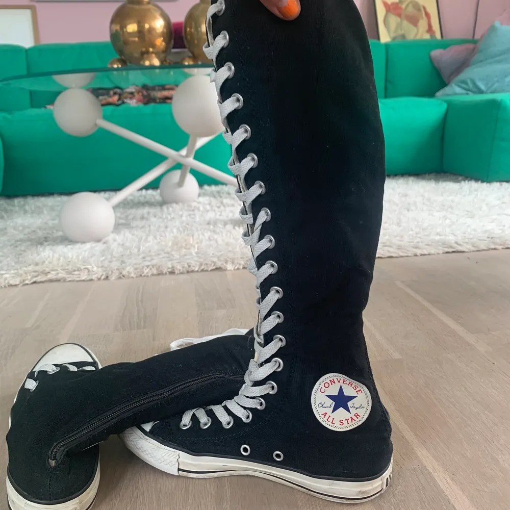 Höga Converse i svart! Extremt bra skick. Inga defekter förutom litelite skav på ena loggan. . Skor.