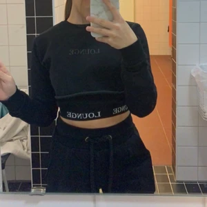 Loungesett  - Säljer denna loungesett då den inte kommer till användning. Den är i mycketbra skick, och endast använd några gånger. Köpt för 2.5 och kan tänka mig sälja den för 900