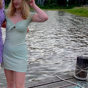 Grön blommig klänning - Jättefin klänning från Nelly som köptes förra året men har bara kommit till användning 1 gång, därav säljer jag den. Den är i storlek XS, men skulle säga att den passar en XS-S. Priset är diskuterbart.