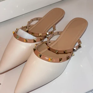 skor nya  - Säljer dessa skor då dom tyvärr var för små för mig dom är storlek 41 men skulle säga det är en 39, helt nya i kartongen, inköpta för 220kr säljer för 150kr, bara höra av sig vid frågor😊