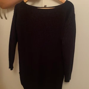 Svart stickad - En svart lång stickad tröja. Den går att ha både över och nedanför axlarna eller på bara endast en Axel. Den går över rumpan i längd och är i storlek XS. Väldigt fin och går att styla på många sätt. Säljer för 100kr👚