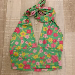 Blommig topp från shien - Blommig topp från shein med en criss cross modell. Toppen är i storlek XS-S. Toppen är i ett väldigt bra skick, pågrund av att jag nästan inte använt den alls.