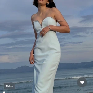 Zara lång klänning med diamanter upptill  - Lång klänning från zara aldrig använda ändats provad ett fåtal gånger storlek XS. Prislappen finns kvar. ( Du betalar för frakten )