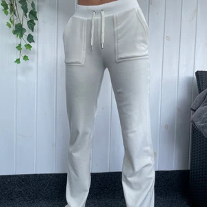 Juicy Couture Byxor - Vita Juicy Couture byxor i storlek xxs köpta i Januari. Sparsamt använda så bra skick. Skriv för fler bilder💗  Köparen står för frakten.