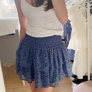 Super gullig kjol köpt förra sommaren på kappahl barnavdelning💓 vet ej nypris men säljer för 80kr + 66kr frakt😊 Storlek 170 vilket motsvarar ca S/M. Lånade bilder😆