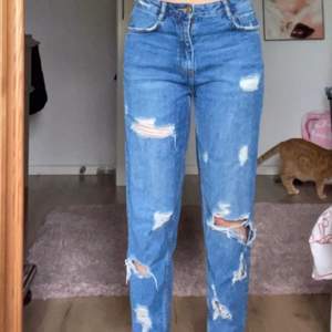 Jeans från zara 🫶🏼 köpte flera år sen, användat 2 gånger 💕 Fina och passar bra ❤️ Det finns stickade text på botten av byxorna ❤️