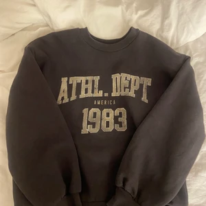 Collegetröja - Säljer denna superfina collegetröja/tjocktröja från Ginatricot!💕 