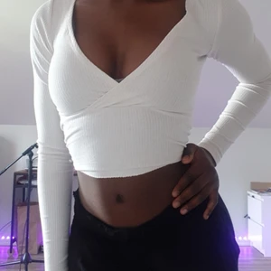 V-neck trendy croptop - This is a simple long-sleeved crop top. It is still new and i want someone else to have it, with some value ;)