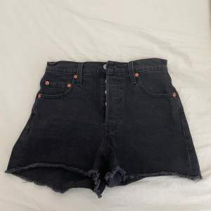 Säljer mina svarta Levis shorts. Aldrig andvända 