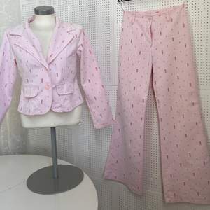 Vintage rosa set med kavaj och low waist byxor Vintage set i färgen ”baby pink” med detaljer   Byxorna är ”low waisted” och lite utsvängda, storlek 38, kan även passa 36. Det finns en fläck som syns på bild, jag har inte använt setet sen den köptes 