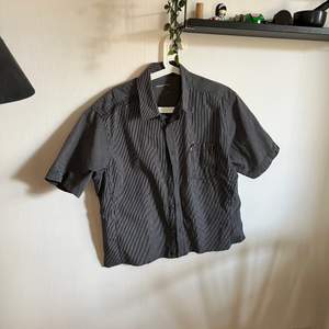 Skjorta från Angelo litrico (köpte second hand), har klippt av längden för mer boxy fit. 