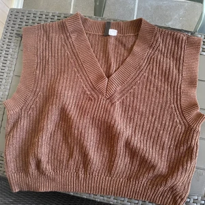 Stickad väst - Perfekt att ha över skjortan. Använt fåtal gånger men är i mycket bra skick. Frakt tillkommer och köparen står för frakten. 