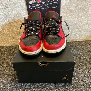 Air jordans 1 low - Nu säljer jag mina Air Jordans 1 low då dem är försmå för mig. Medföljer även extra skosnören Storlek: 42,5 / US 9 Skriv för fler bilder  Jag fraktar, köparen står för frakten.