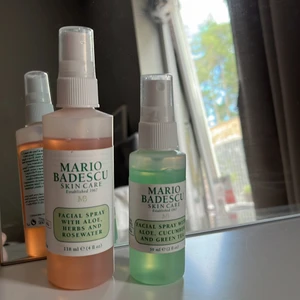 Face spray - Hej! Säljer dessa två mario badescu face spray! Dom är bara testade 1 gång på varge men gillade inte dom💕 skriv vid intresse eller bara en fråga🤍 pris kan diskuteras vid snabb affär🌸   118ml= 99kr 59ml=50kr